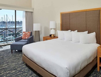 Berkeley Marina Views + On-site Dining. Pool. Gym. 2