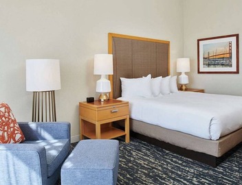 Berkeley Marina Views + On-site Dining. Pool. Gym. 3