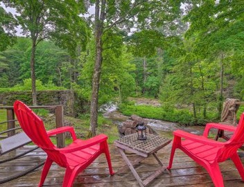 Berkshire Riverfront Ski Cabin: Close to Hiking! 3