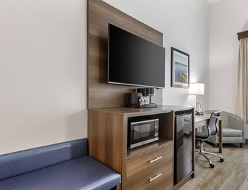 Best Western Plus First Coast Inn & Suites 3