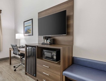 Best Western Plus First Coast Inn & Suites 5