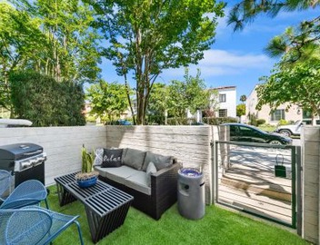 Beverly Grove Chic City Oasis 2 BR Apt with Den 138 3