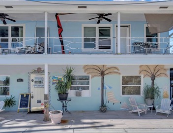 Big Beach Block Apartment Sleeps 6 Pets OK, Daily Rentals 4
