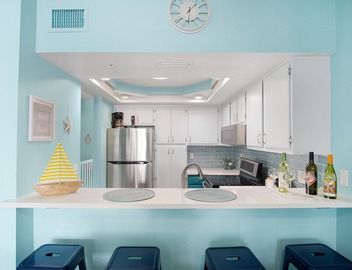 Big TH w Pool, Hot Tub & Short Walk to the Beach! 30+ Day Rental 2