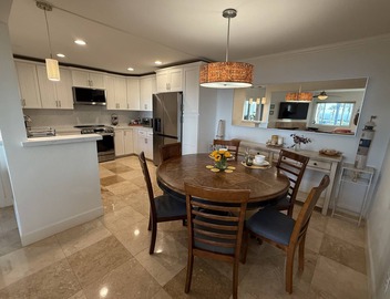 Blue Tide Cottage: Ocean Views, Steps to the Beach, Dining, Shopping + More! 2