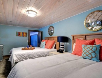 Breathtaking views of lakefront! 4
