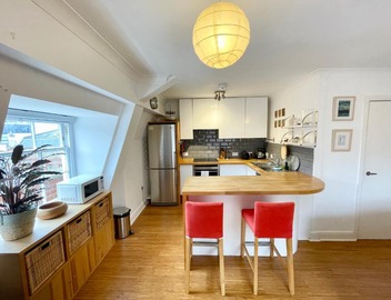 Bright 1 double bed apartment near Cabot Circus 4