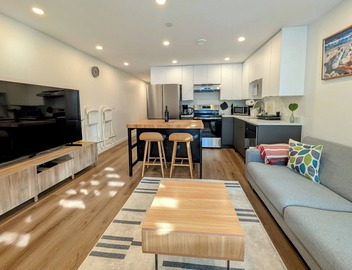 Bright 2-Bed Ground Suite | Steps to PNE & Transit 2