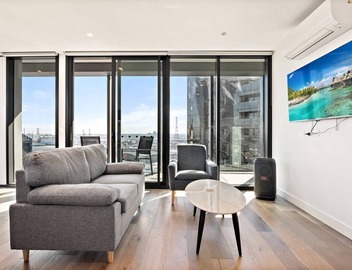 Bright 2-Bed Retreat with Pool, Gym & Sauna Access 3