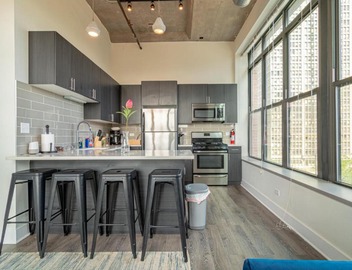 Bright 2BR Luxury Corner Suite with Optional Parking Sleeps 6 guests Near McCormick Place and Soldier Field 5