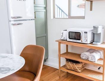 Bright and cozy modern studio steps from the beach 3