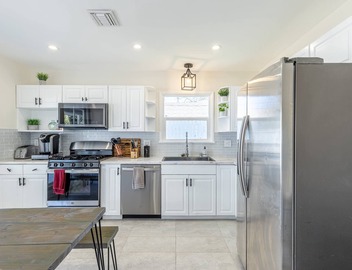 *Bright & Beautiful w/Pool, BBQ, Upscale Area* 2