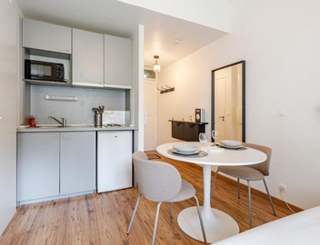 Bright Central Studio Evry- 20 min from Paris 5