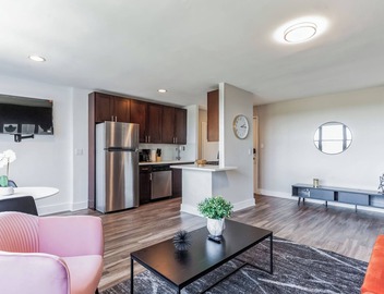 Bright, comfortable apartment with inviting décor 3