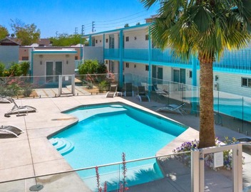 Bright Micro-Flat steps from DTPH Pool & Parking 4