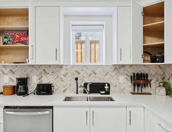 Bright New Modern 2BR/2BA Family Stay with A/C | Close to SFU and Brentwood 4