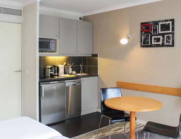 Bright studio apartment with parking and balcony 5