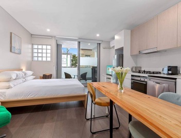 Bright Studio with Balcony near Coogee Beach 2