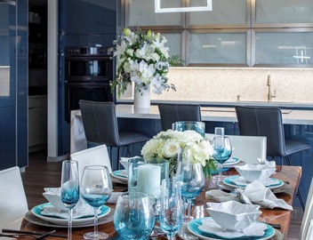Bring the family to this spacious 7 bedrooms/7 bath home in Manhattan Beach 2