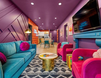 Broadway Bliss ★ Walk to Broadway! ★ 3 Bedroom DT condo ★ Pool, Gym, Fire Pits 2