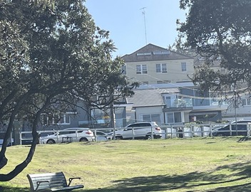 Bronte Beach with views, footsteps to the beach! 3