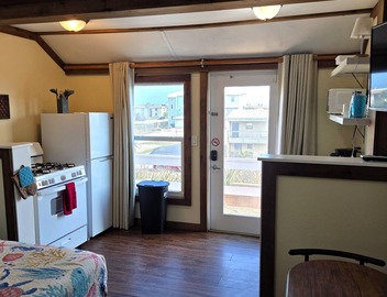 BSI 103-Studio with Ocean View, Pool, Walk to the Beach, Dogs OK! 2