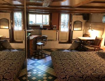 Canal Apartment for 2, 17th cent Old house Center Amsterdam 4