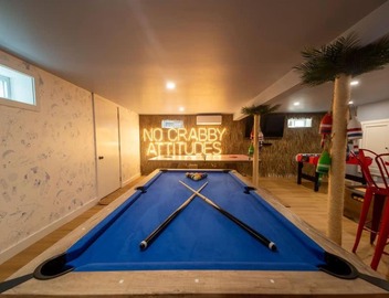 Cape Cod heated Pool, Putting Green, Speak Easy, Game room, 5