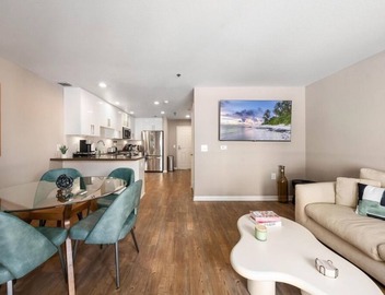 Carnelian Calm' Beach Retreat Rooftop Pool Access, BBQ 1 Block to Beach, Parking 3