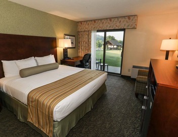Carroll Valley Accessible | King Room + Golf Views 2