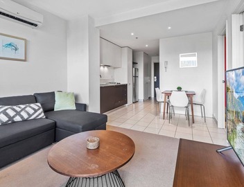 Central 1-Bed Apartment with Secure Parking 4