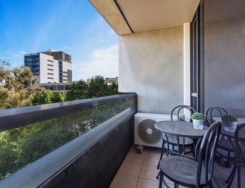 Central 1-Bed Apartment with Secure Parking 5