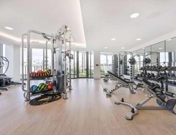 Central 1BR Apartment Assembly Square Pool Gym Parking Sleep 5 3