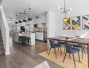 Central Condo w/Balcony, Close to DT & Food 5
