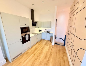 Central - Free parking- Sleeps 6 - Stylish Apt 5