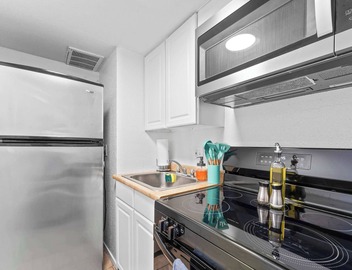 Central Hyde Park studio close to UT, Moody Center 2