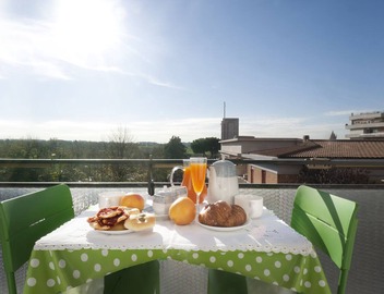 Central, next to the Metro, overlooking the famous Appia Antica Park 3