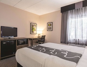 Central Room in Portland | Couple Stay w/Complimentary Breakfast 3