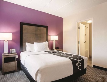 Central Room in Portland | Couple Stay w/Complimentary Breakfast 2
