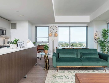Central Square 3BR Condo with Downtown View, Gym and Parking! 8 Sleeps 4