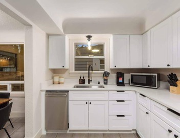 Centrally Located Bungalow | Green Lake & Parking 4