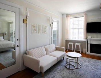 Chambre de Bonne in Downtown Long Beach 5