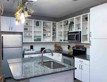 Charlotte’s Urban Treehouse Condo - 5 mins from Uptown Charlotte 2