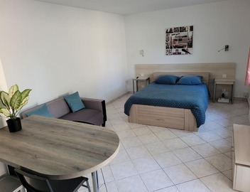 charmant studio de 30 m2 très calme avec sa grande belle terrasse et son jardin PRIVATIF 2