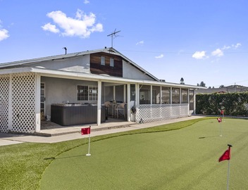 Charming 5 bedroom with a putting green 4