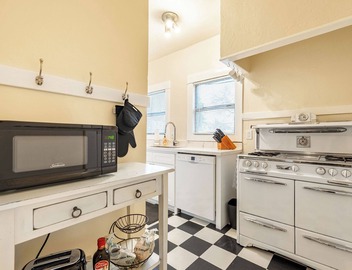 Charming apartment with WiFi and AC, two blocks to the beach 3