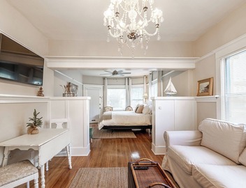 Charming apartment with WiFi and AC, two blocks to the beach 4