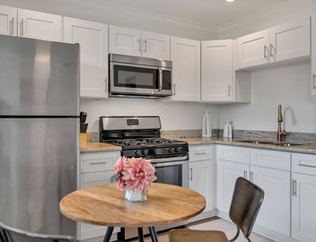 Charming Apt Close to the Garden District, Wi-Fi, Off-Street Parking, and More! 2