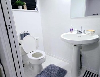 Charming Beautiful Private Room With Private Bath and Parking! Near Metrotown 2