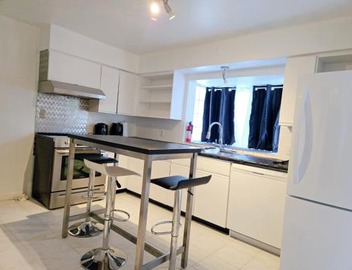Charming Beautiful Private Room With Private Bath and Parking! Near Metrotown 5